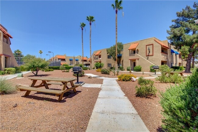 Building Photo - 4150 Sanderling Cir