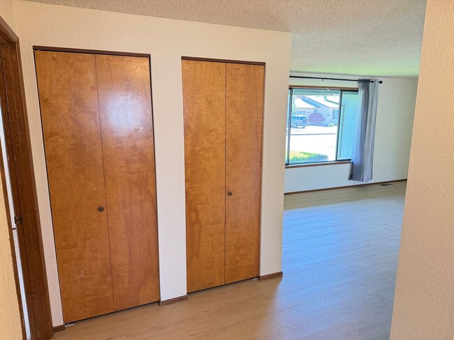 Building Photo - Well-kept house in desirable Thurston neighborhood!