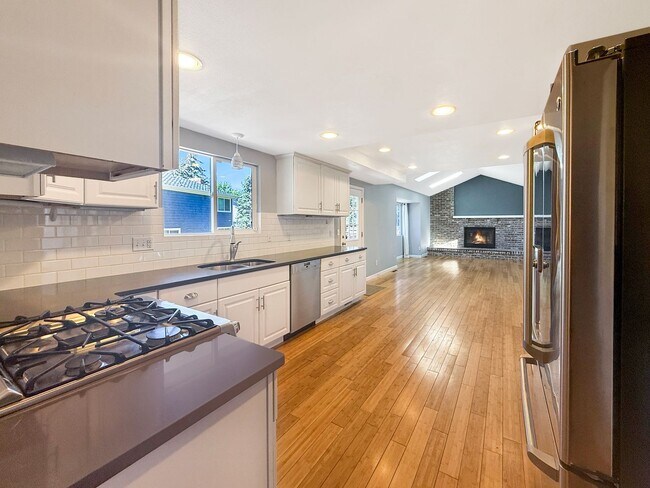 Building Photo - $0 DEPOSIT OPTION. SPACIOUS 5-BEDROOM CENT...