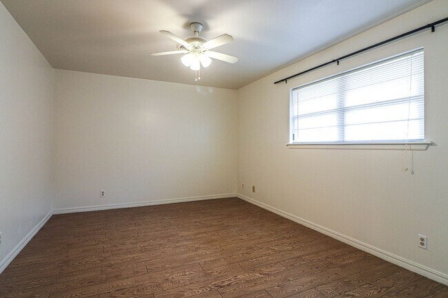 Building Photo - Located in South Tulsa - 3 Bedroom Home!!