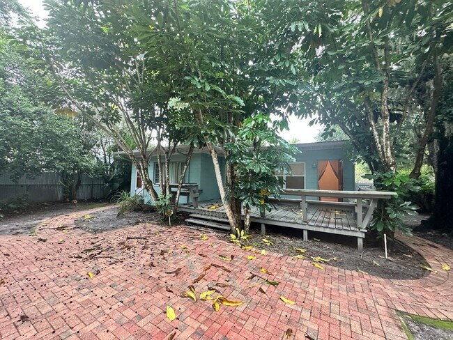 Building Photo - Stunning 3/2 Bungalow near the historic di...