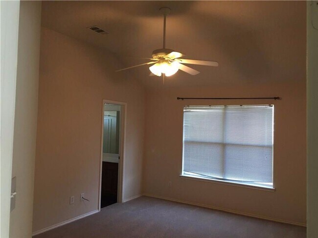 Building Photo - Great House in Aubrey!