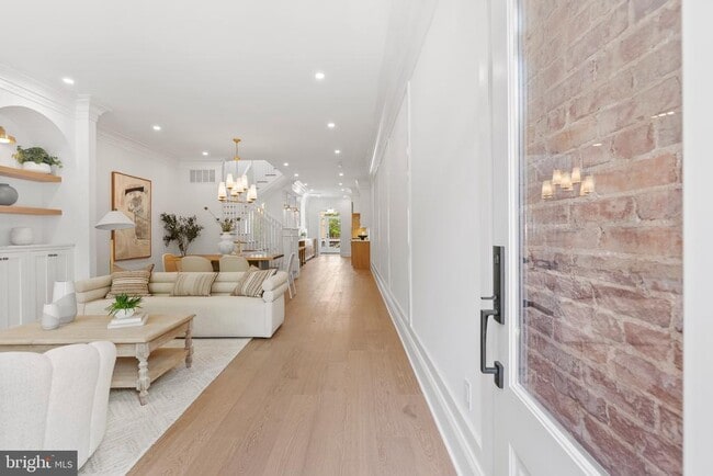 Primary Photo - 2460 Ontario Rd NW