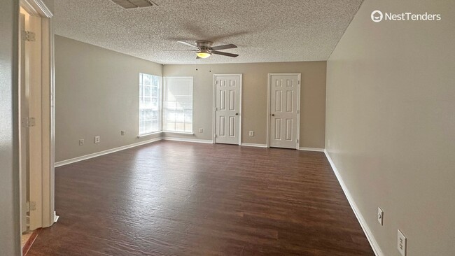 Building Photo - Large Updated Townhome in Argyle Forest!