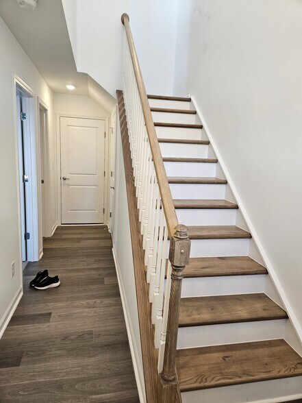 Stair Case - 3021 Rexton Ln