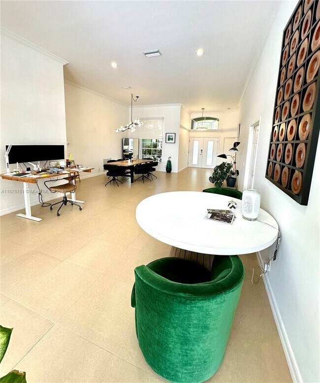 Building Photo - 656 Verona Pl