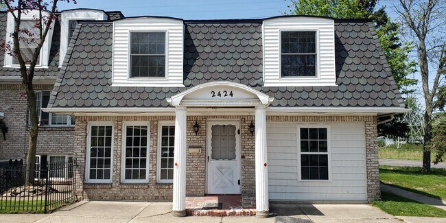 Primary Photo - 2424 Colvin Blvd