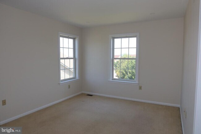 Building Photo - 1631 W Thistle Dr