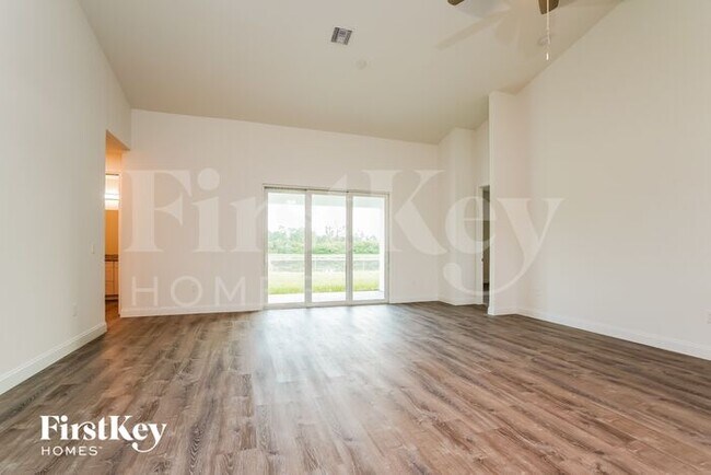 Building Photo - 741 Chestnut St E