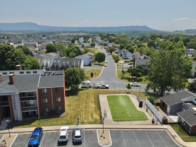 Building Photo - Top floor completely remodeled condo with open concept, vaulted ceilings and an electric fireplace!