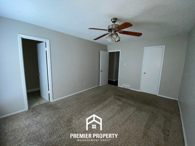 Building Photo - Charming 3BR Memphis Home with Hardwood Floors, Back Porch & Fenced Yard