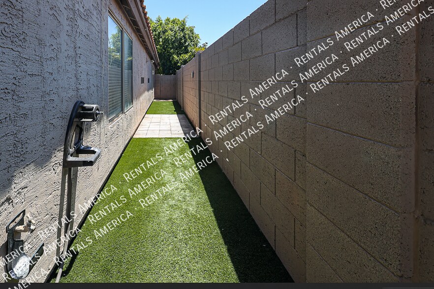 Building Photo - 854 W Straford Ave