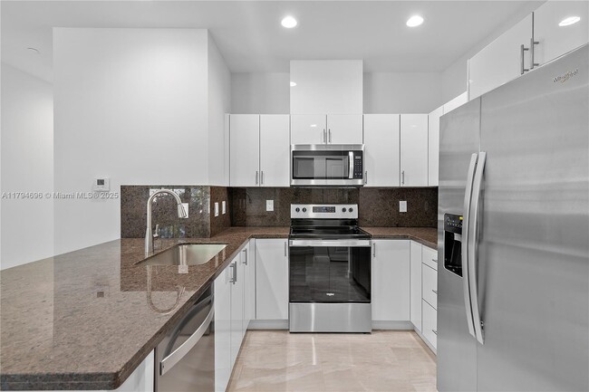 Building Photo - 5745 SW 44th Ct