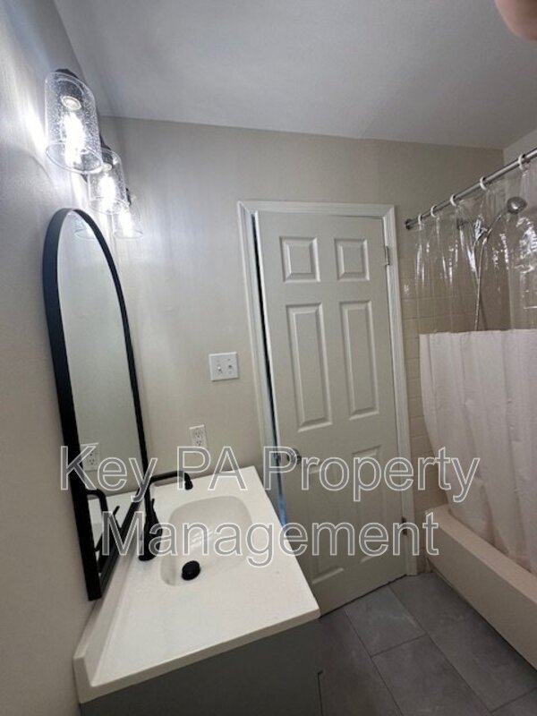 Building Photo - 517 S Coventry Ln