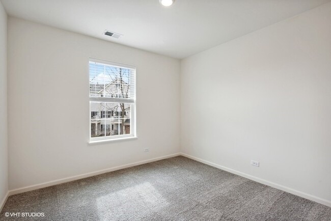 Building Photo - 1543 Kraft Ave