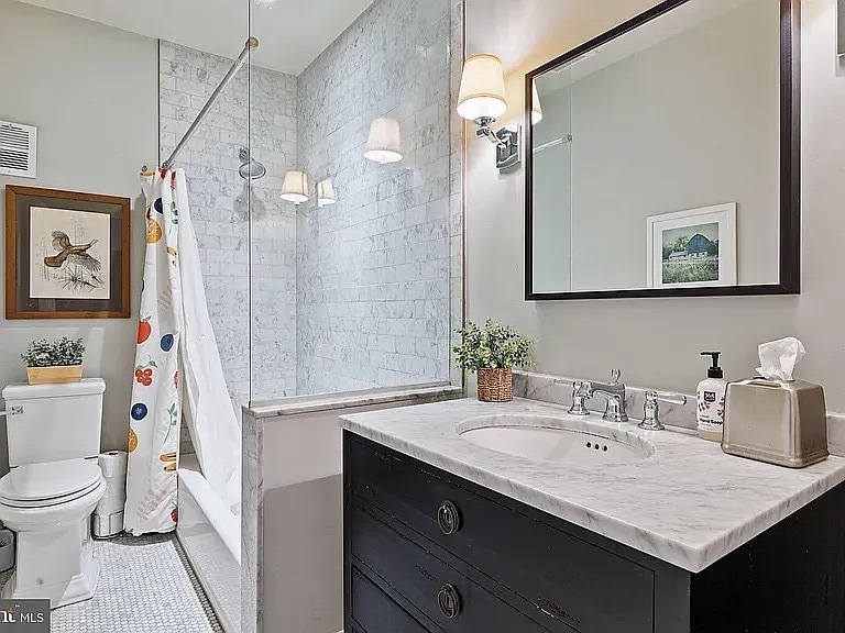 Second Floor Full Bath - 1245 Lombard St