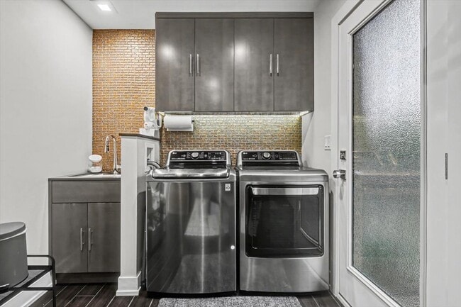 Building Photo - 2076 Valley Lo Ln