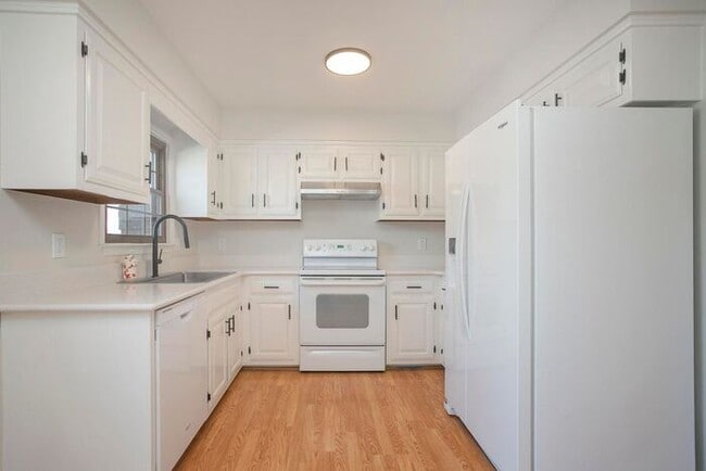 Building Photo - Beautiful 3 Bed Brentwood Townhome!