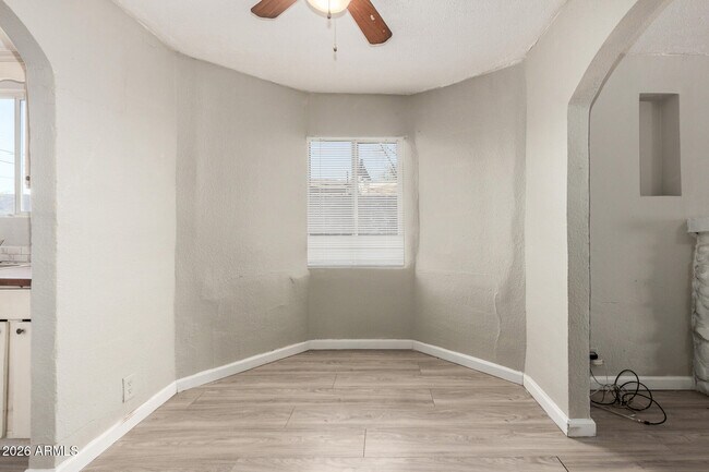 Building Photo - 2135 W Hadley St