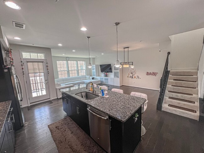 Building Photo - Stunning and Spacious 3 Bed, 2.5 Bath End-...