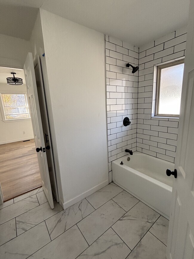 Building Photo - 915 S 6th St