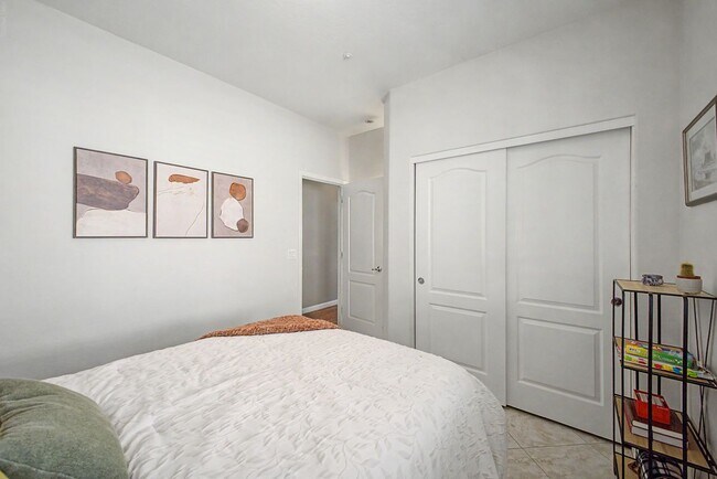 Building Photo - 881 S Porter St