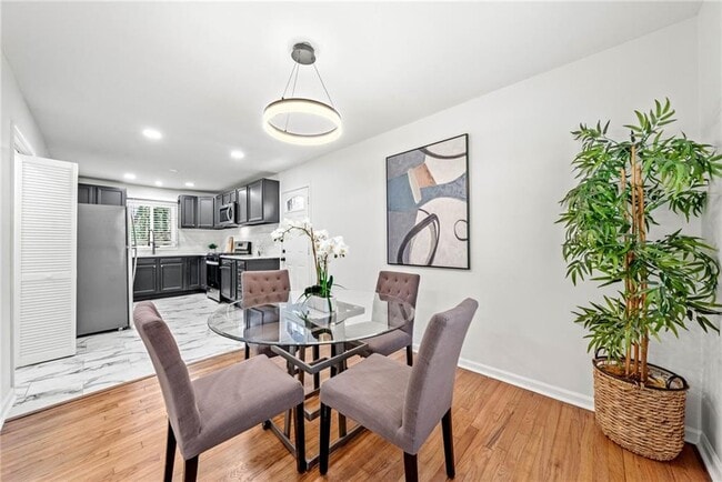 Building Photo - 801 N Evelyn Pl NW