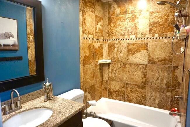 Building Photo - Quaint Four Bed/ Two Bath in Oceanside