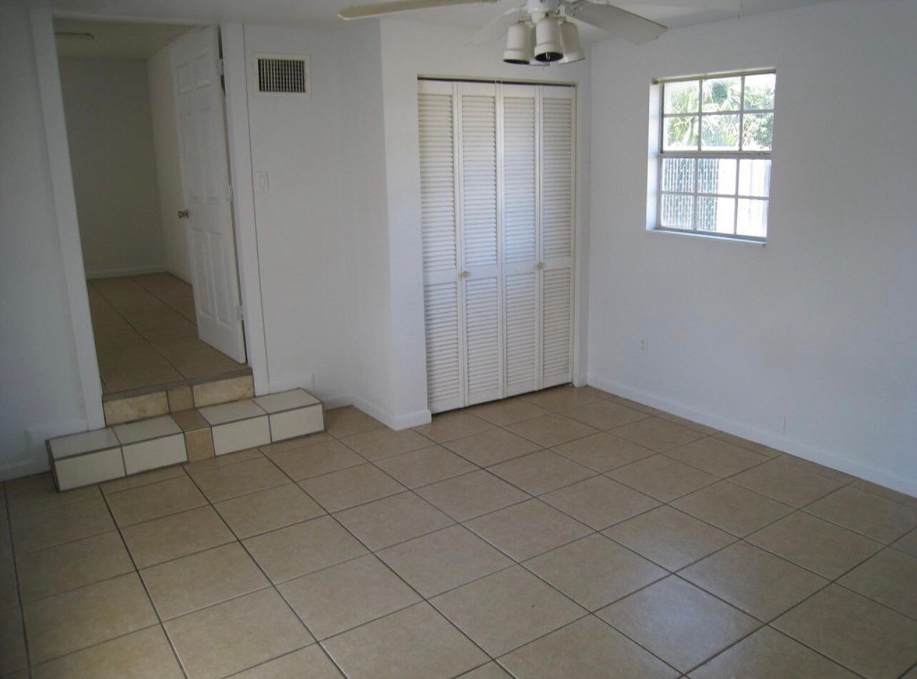 Building Photo - 2505 Spence Dr NE