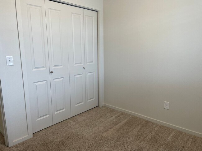 Building Photo - 3 Bedroom Townhome w/FULLY FENCED YARD & G...