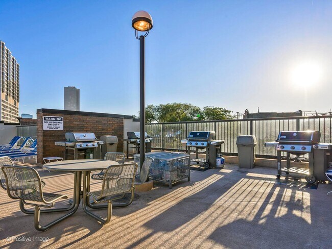 Building Photo - 1850 N Clark St