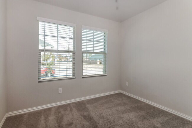 Building Photo - 1331 Black Canyon Ave