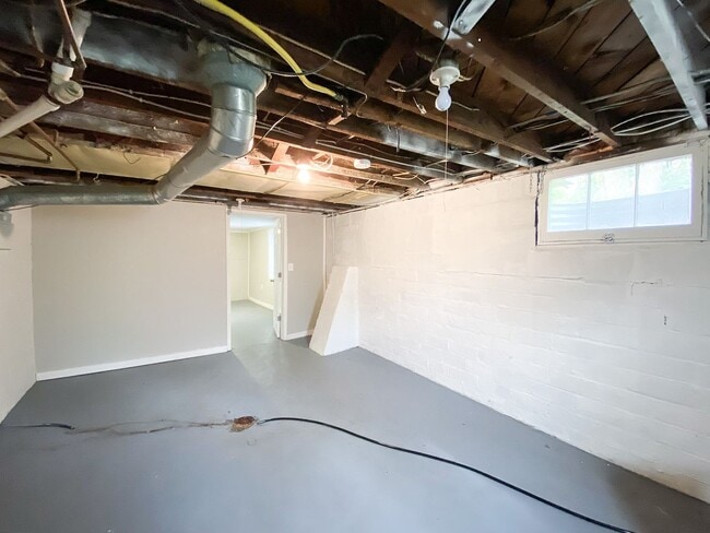 Building Photo - 4 Bedroom House Near Campus