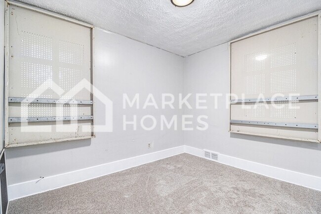 Building Photo - 20410 Hull St