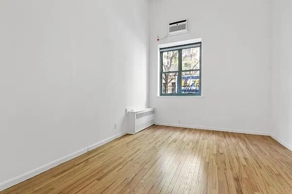 Primary Photo - 210 E 22nd St