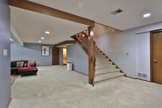 Building Photo - 668 Eagle Ridge