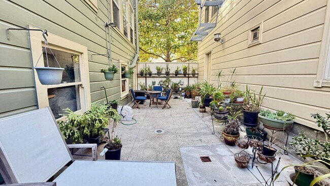 Building Photo - Charming Updated Top Floor 2BR/1BA Marina Apartment w/ Golden Gate Bridge Views! AMSI