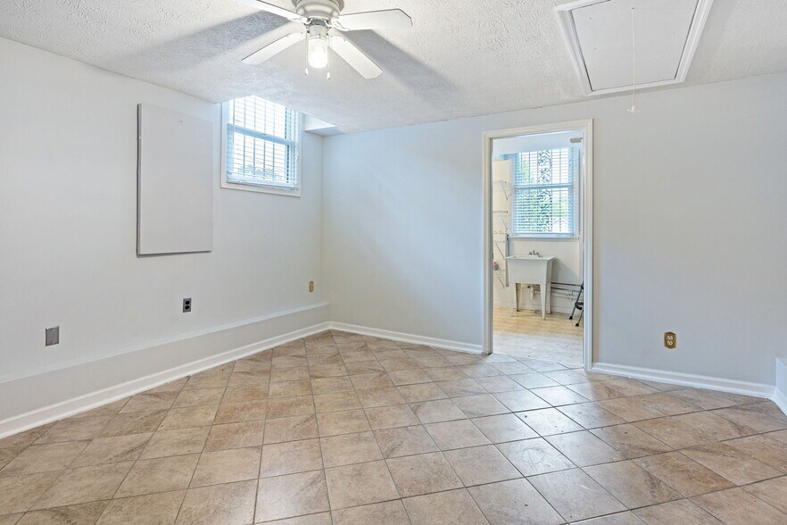 Building Photo - 3841 Dubois Dr