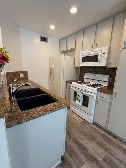 Building Photo - 4322 Matilija Ave