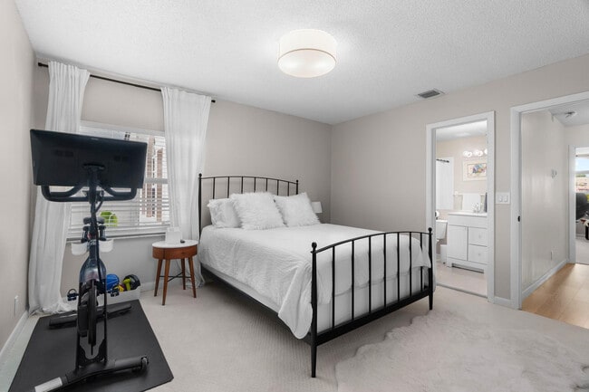 Building Photo - 1321 Bayview Dr