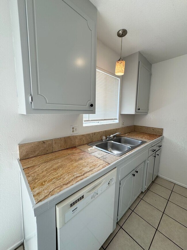 Building Photo - MO558