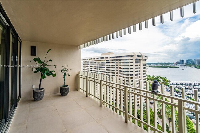 Building Photo - 3 Grove Isle Dr