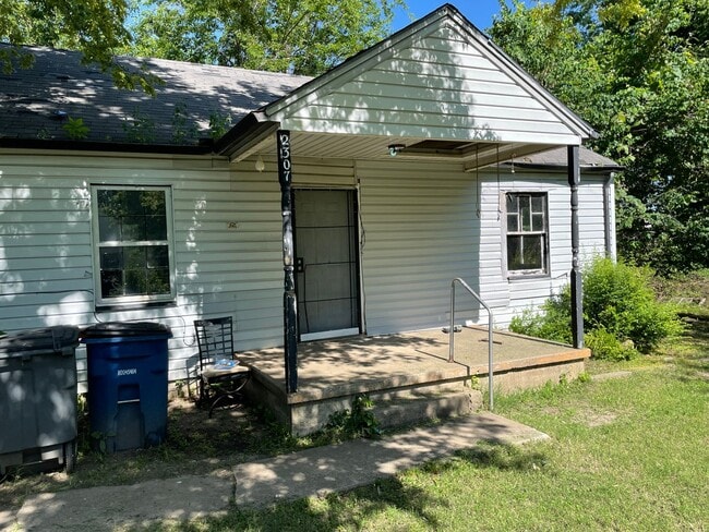 Building Photo - 2 bdrm