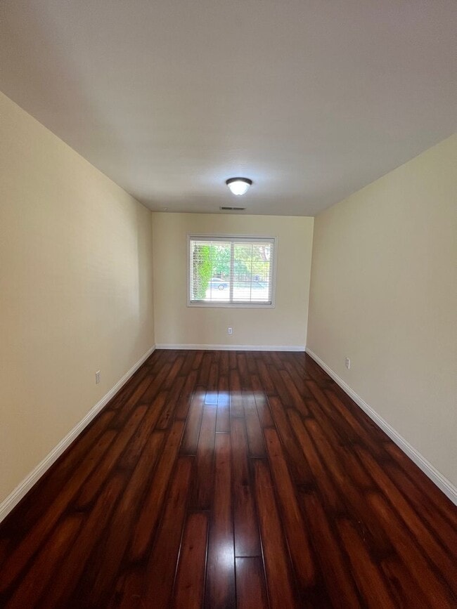 Building Photo - Beautiful NW Home for Rent 3+2 $2,300