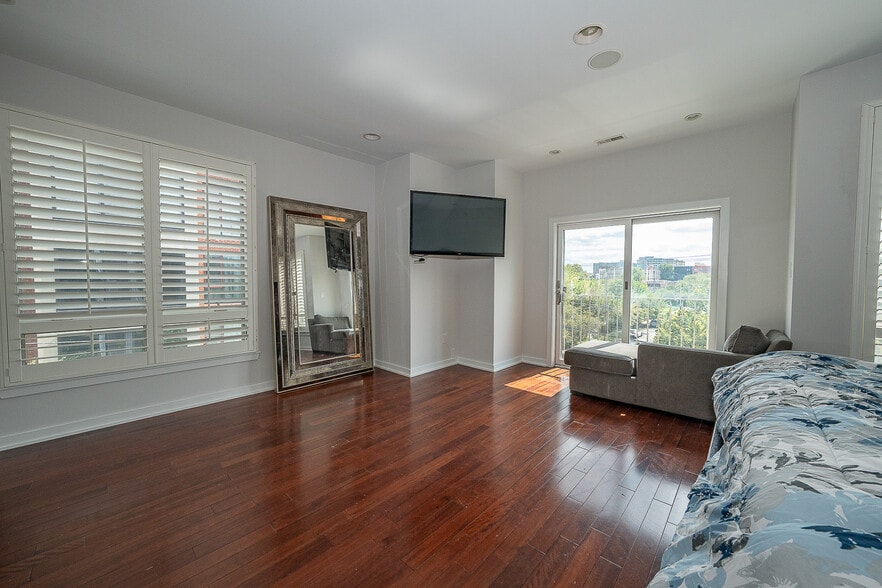 Building Photo - 601 Poplar St