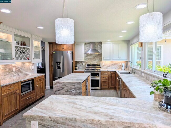 Building Photo - 24 Barcelona Ct