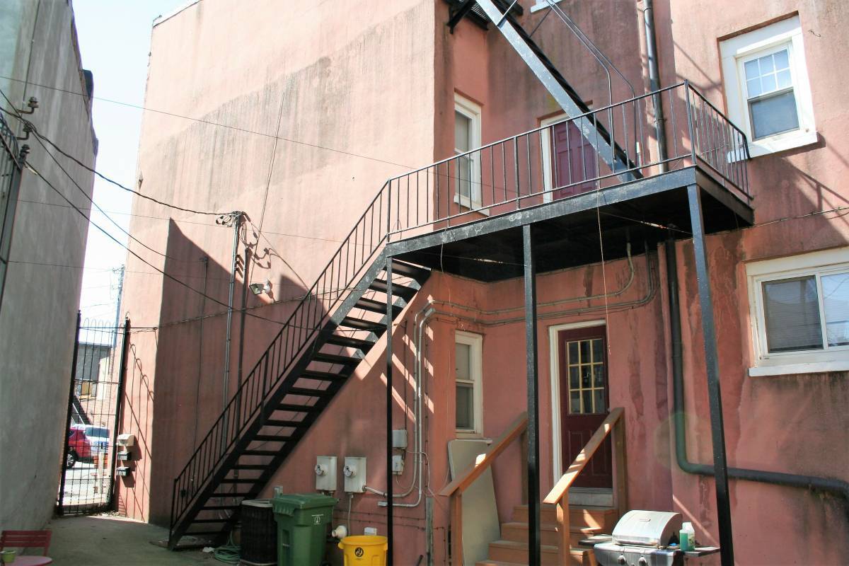 Access controlled entrance courtyard - 602 E Fort Ave