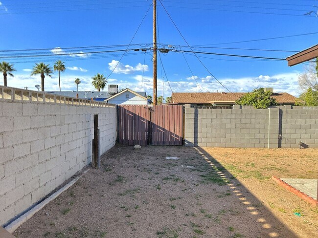 Building Photo - OPEN HOUSE --TODAY --    8-2-25  12-1PM; R...