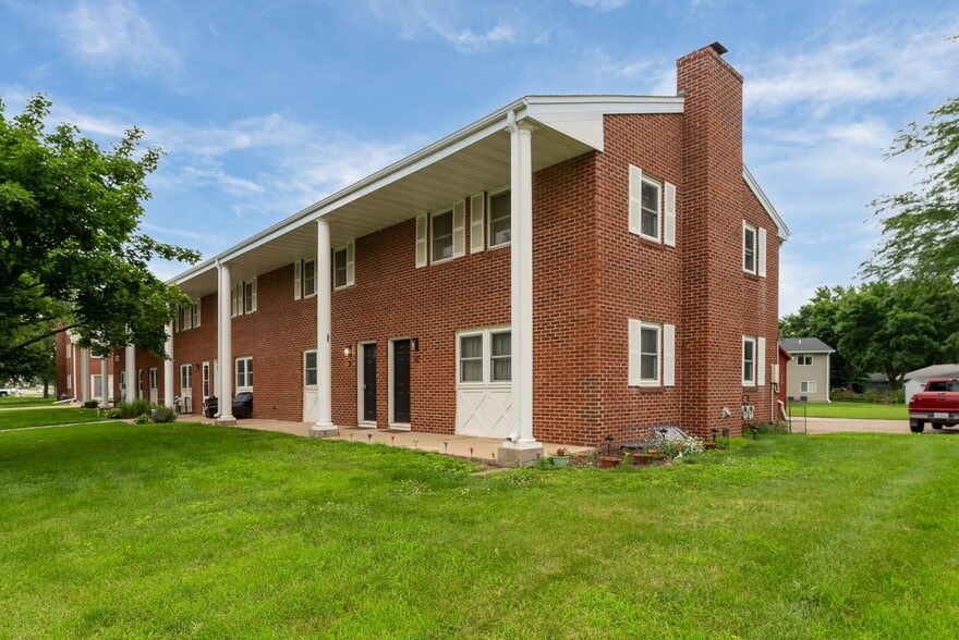 Building Photo - 1304 E Sylvan Cir