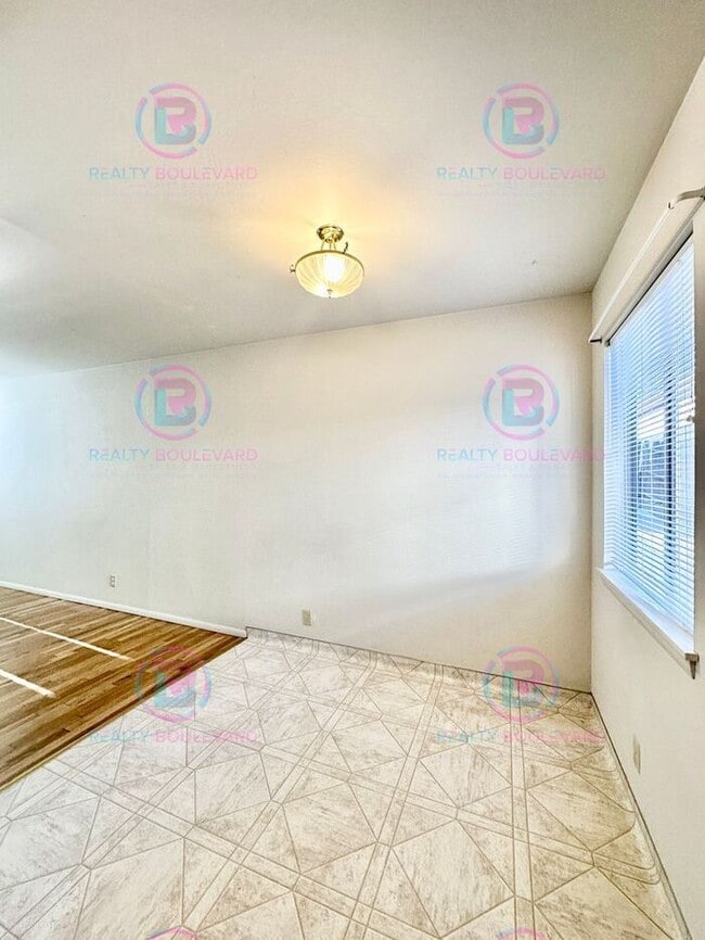 Building Photo - Delightful One-Bedroom + Office Near Idlew...